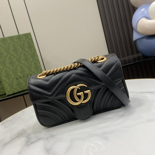 Con set completo di confezione originale in scatola verde Mini borsa a tracolla della serie Gucci Marmont