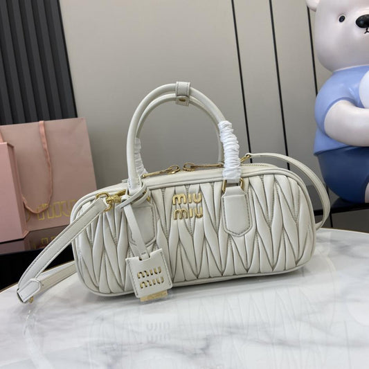 Con set completo di confezioni originali da banco” MIU MIU Arcadie Matelasse borsa a tracolla da bowling media in pelle di pecora da 27 cm