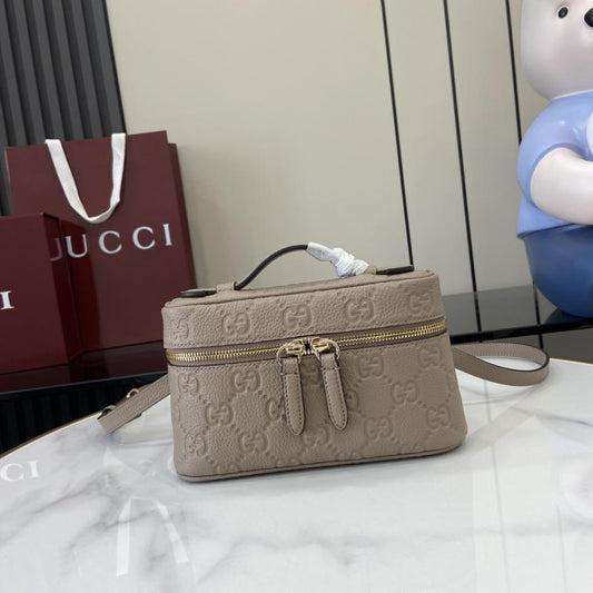 [Con set completo di confezione originale in scatola verde] Borsa super mini serie Gucci GG Emblem